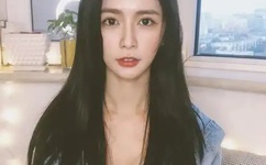 丞相坐着龙椅皇上在一旁站着